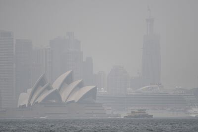 La Ópera de Sydney es visible a través de la neblina de humo de los incendios forestales, en Sydney, Australia, 08 de enero de 2020.