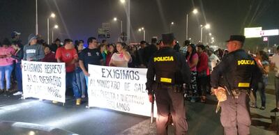 Manifestación de ciudadanos limpeños, que reclamaron cortando la ruta III.