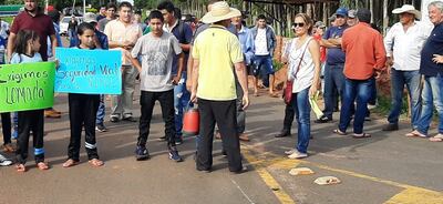 Una multitud durante la movilización, este lunes sobre la Ruta PY03.