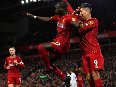 Sadio Mané festeja su gol, el segundo del Liverpool, en compañía del brasileño Roberto Firmino.