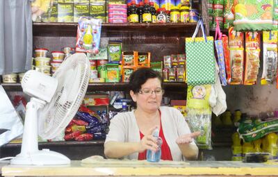 Isabela Álvarez muestra que tiene a mano el alcohol y constantemente se desinfecta para evitar contaminarse con el coronavirus, sobre todo teniendo en cuenta que intercambia dinero.