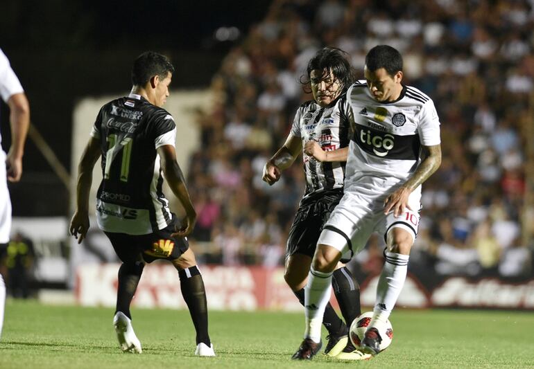 William Mendieta, en esta disputa por el balón con Fidencio Oviedo, sufrió la falta en el penal a favor, y envió el centro para el gol.
