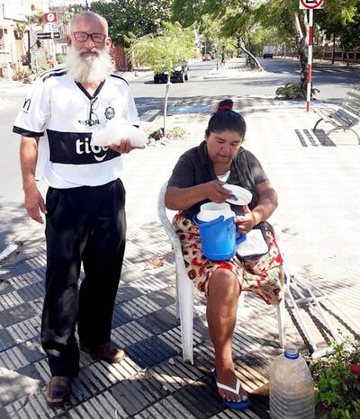 Francisco y su esposa Florencia viven de la caridad sobre la Av. Carlos A. López (Sajonia).