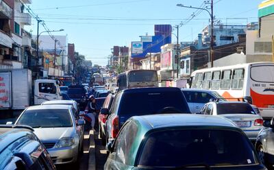 Atascamiento en la zona del Mercado 4, por las compras de Navidad, sobre Rodríguez de Francia.