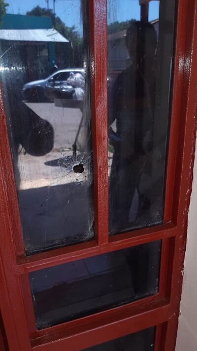 Uno de los impactos de bala en una ventana del local de Mega FM, en Pedro Juan Caballero.