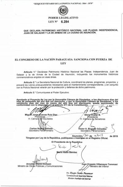 Facsímil de la  Ley que declara Patrimonio Histórico  las plazas Independencia, Juan de Salazar, de Armas y sus monumentos.