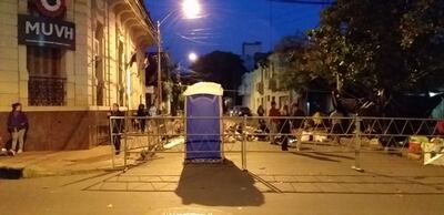 Campesinos cerraron la calle frente al Ministerio de Vivienda y Urbanismo y exigen tierras al Estado.