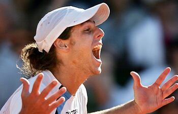 el-argentino-gaston-gaudio-campeon-de-roland-garros-en-el-2004-brindara-una-clinica-de-tenis-en-el-centenario--225205000000-627296.jpg