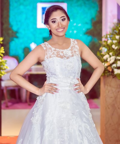 La cumpleañera lució un vestido de estilo romántico, con detalles bordados.