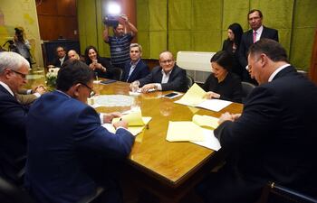 la-ministra-de-hacienda-lea-gimenez-y-autoridades-de-obras-publicas-en-la-firma-del-contrato-para-la-construccion-del-corredor-bioceanico-tramo-car-202017000000-1710777.jpg