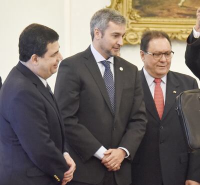 El vicepresidente, Hugo Velázquez, el presidente Mario Abdo Benítez, y José Alberto Alderete, director de Itaipú hasta julio.