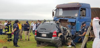 La conductora del automóvil falleció aplastada dentro del habitáculo.