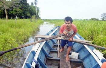juan-bautista-como-el-se-autobautizo-se-abre-paso-entre-los-camalotales-y-el-follaje-en-su-canoa-a-remo-el-joven-con-algunos-problemas-de-salud-e-00828000000-1768539.jpg
