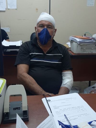 Laudelino Mendoza Frutos fue trasladado ayer a la Fiscalía para declarar sobre la pelea casi fatal con su esposa.