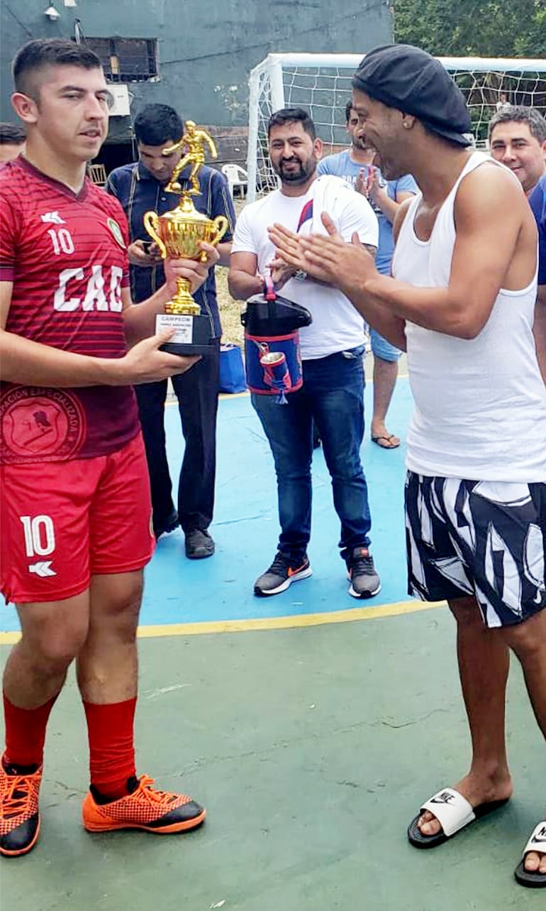 Ronaldinho aplaude a los campeones de un torneo de futsal entre  presos y policías  de la Agrupación, donde se encuentra hace dos semanas.