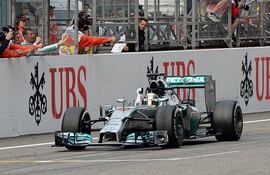 el-piloto-britanico-lewis-hamilton-a-bordo-del-mercedes-en-la-temporada-2015-del-campeonato-de-la-formula-1-lucira-el-numero-44-segun-la-federacion-213525000000-1275879.jpg