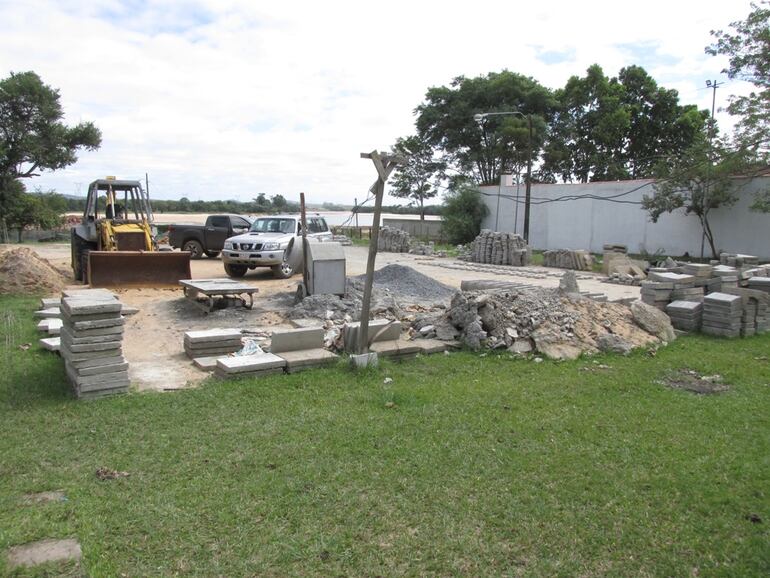 La empresa deposita materiales y vehículos en el predio del club.