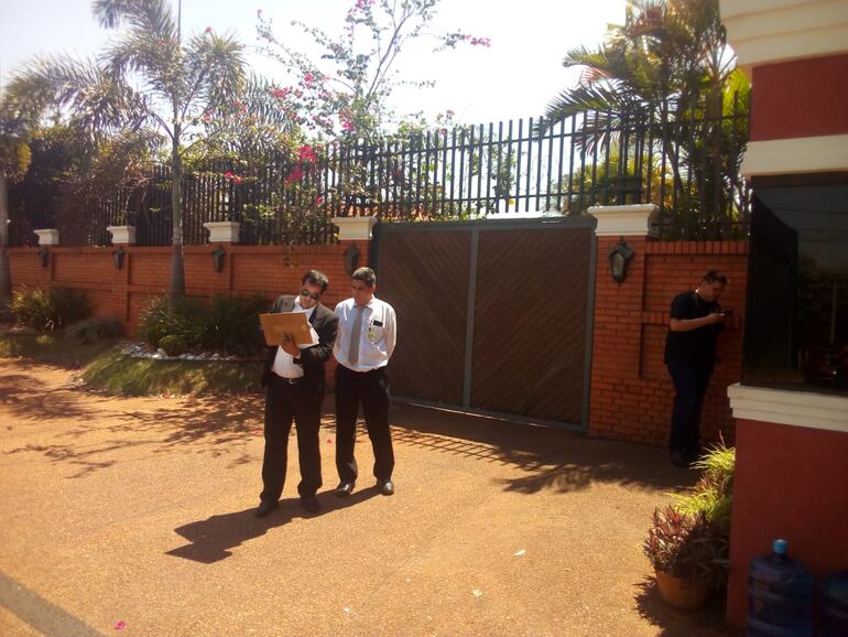 Emplazan a los Zacarías para despejar vereda frente a su vivienda en Ciudad del Este.