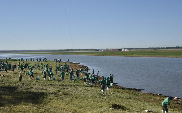 Voluntarios  durante el operativo de limpieza.