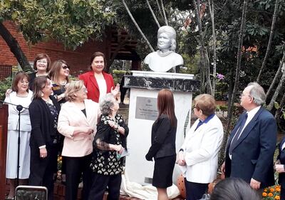 Busto de la Dra. Martina Cárdenas en los jardines del INAES.