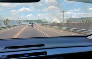 Las llamas están muy cerca de la ruta que une Luque con San Bernardino.