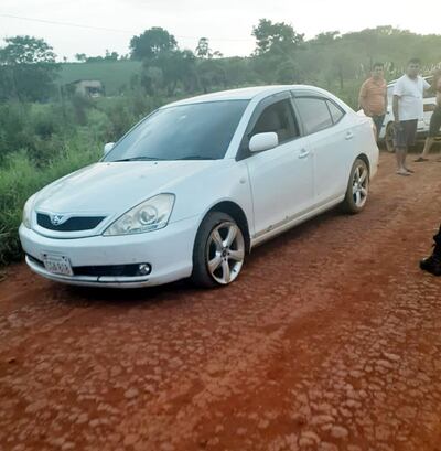 El vehículo en el que escaparon los maleantes quedó abandonado. Adentro había manchas de sangre.