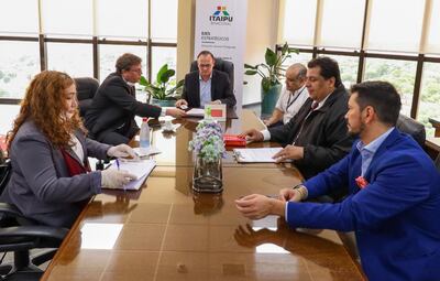 El fiscal Santiago González Bibonini (izq.) habla con el director paraguayo de Itaipú, Ernst Bergen, y otros ejecutivos de la entidad.