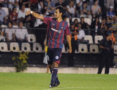 Pablo Velázquez con la camiseta azulgrana de San Lorenzo.