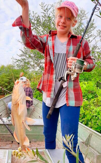 El Pilcomayo es un río generoso en extremo. Familias del Chaco Central visitan en forma asidua la ribera de La Madrid en busca de peces. En la foto, un hermoso ejemplar de moncholo (Hoplias malabaricus). En un par de semanas comenzarán a bajar especies de mayor tamaño.