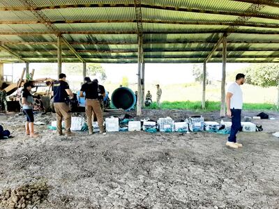 Luego de su arribo, agentes especiales de la Senad y el fiscal Andrés Arriola iniciaron la verificación in situ de los 385 kilogramos de la sustancia narcótica.