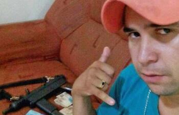 el-presunto-maton-dgar-morinigo-aun-profugo-presume-en-las-redes-sociales-una-pistola-ametralla-dora-y-fajos-de-dinero--203155000000-1426724.jpg