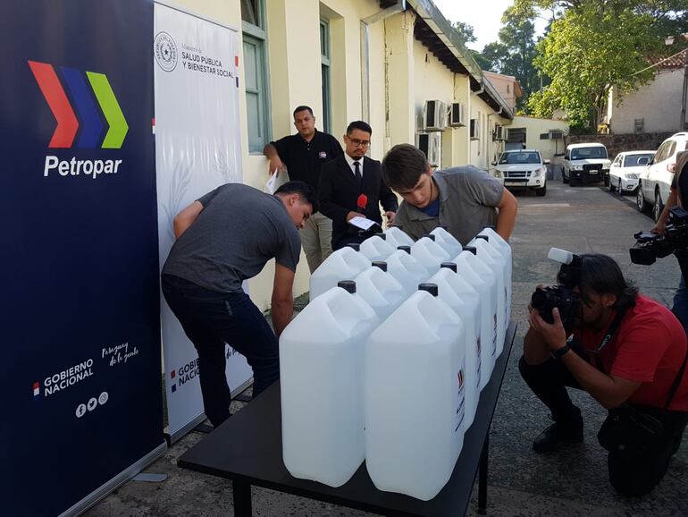 Petropar dona alcohol al Ministerio de Salud