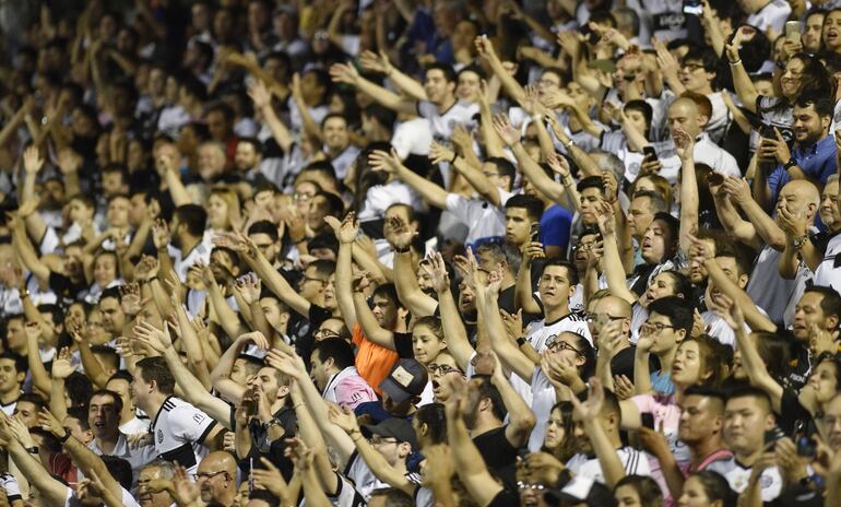 El público de Olimpia, acostumbrado a festejar triunfos de su equipo, saludó la victoria ante  Capiatá, vibrando con la casi consumación de otro campeonato.