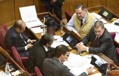 El senador  cartista  Javier Zacarías Irún (con chaleco) no opinó sobre declaración de bienes. Está imputado por falsear supuestamente  su declaración jurada y por lesión de confianza.