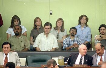 juan-arrom-suhurt-c-y-anuncio-marti-mendez-der-en-una-sesion-de-la-camara-de-diputados-en-febrero-del-2002-ambos-estan-refugiados-en-brasil--214604000000-1791021.jpg