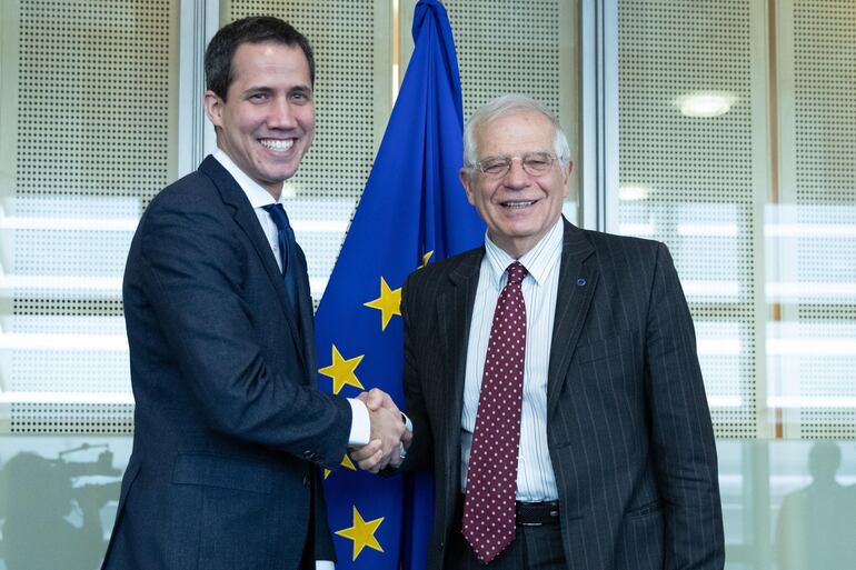 El líder opositor venezolano Juan Guaidó y el jefe de la diplomacia europea Josep Borrel se saludan en Bruselas, Bélgica, este miércoles.
