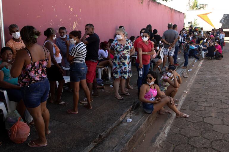 Familiares esperan ingresar al Instituto Médico Legal este martes, para identificar algunos de los cuerpos de la masacre que dejó 57 muertos en el Centro de Recuperación Regional.