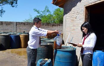 funcionarios-de-la-unidad-ambiental-del-ministerio-publico-toman-muestras-del-gasoil-incautado-en-el-barrio-san-lorenzo-de-pilar--201231000000-1315123.jpg