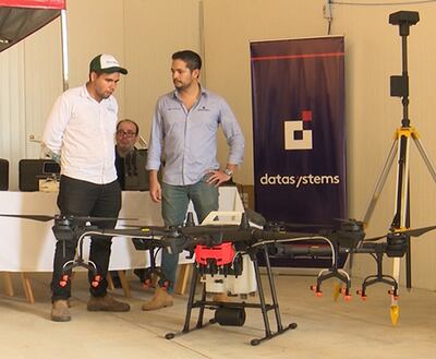 La novedad principal durante la jornada de campo en el Chaco fue la presentación del Dron para fumigación localizada, realizado por la firma Datasystems SAECA.