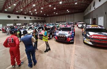 los-autos-agrupados-previo-a-la-partida-simbolica-de-anoche-foto-facebook-de-rally-fia-codasur--221831000000-1837823.jpg