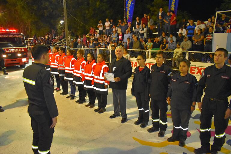 Momento de distinción en el carnaval de Villarrica al Excomandante Antonio "Chitin" Bogado por más de 22 años de servicio a la comunidad.