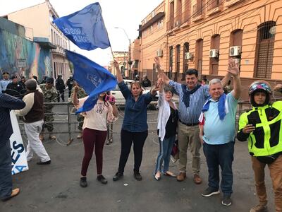 Referentes del Partido Liberal Radical Auténtico, durante una protesta esta tarde en inmediaciones al Palacio de Gobierno.