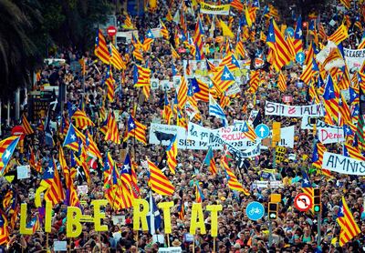Unas 350.000 personas, según la Guardia Urbana, protestaron ayer para reclamar la libertad de líderes independentistas. (EFE)