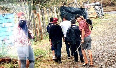 Machete en mano, un invasor se prepara con un grupo para recorrer el perímetro en un sector invadido cerca del puente Cavalcanti.