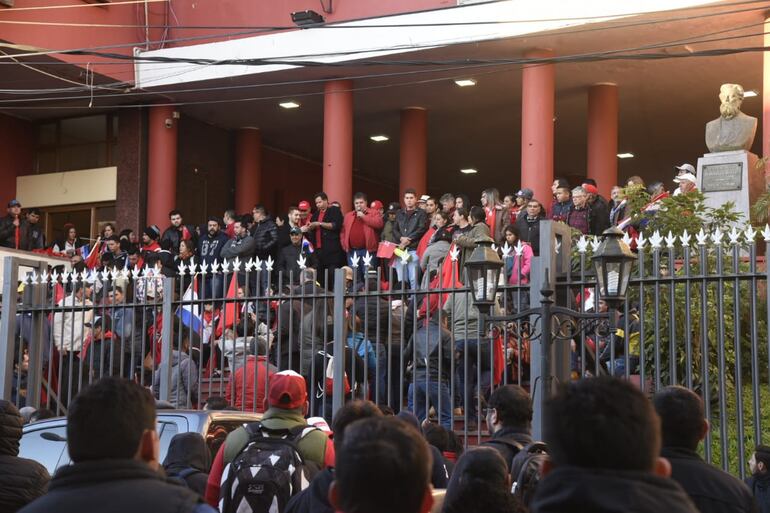 Colorados cierran calles en los alrededores de la Junta de Gobierno de la ANR.