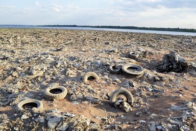 Algunas de las innumerables cubiertas que emergieron en las costas del río Paraguay a raíz de la bajante.