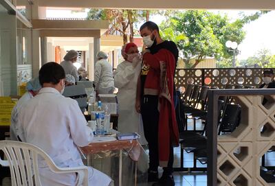 Una gran cantidad de personas acudieron ayer en busca de las vacunas antigripales en el Hospital Regional de CDE.