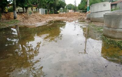 Así se ve una de las calles del barrio sanlorenzano, totalmente tomada por las aguas negras, que despiden un fétido olor.