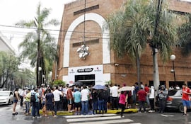 una-masiva-afluencia-de-compradores-estacionaron-sus-vehiculos-en-los-alrededores-del-centro-de-convenciones-mariscal-para-aprovechar-las-ofertas-por-213233000000-1779254.jpg