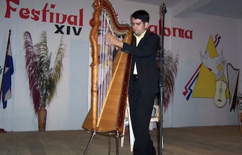 el-arpista-saltoguaireno-marcelo-ojeda-quinonez-durante-una-de-sus-presentaciones-en-nuestro-pais--193028000000-509284.jpg